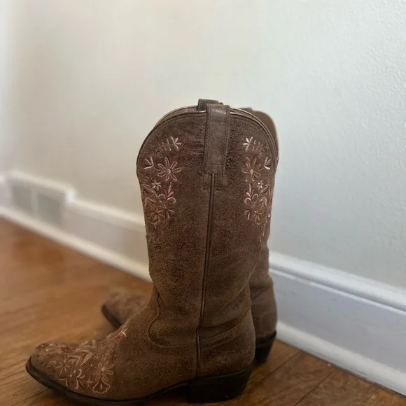 Ariat Brown Embroidered Heeled Boots - Picture 4 of 8
